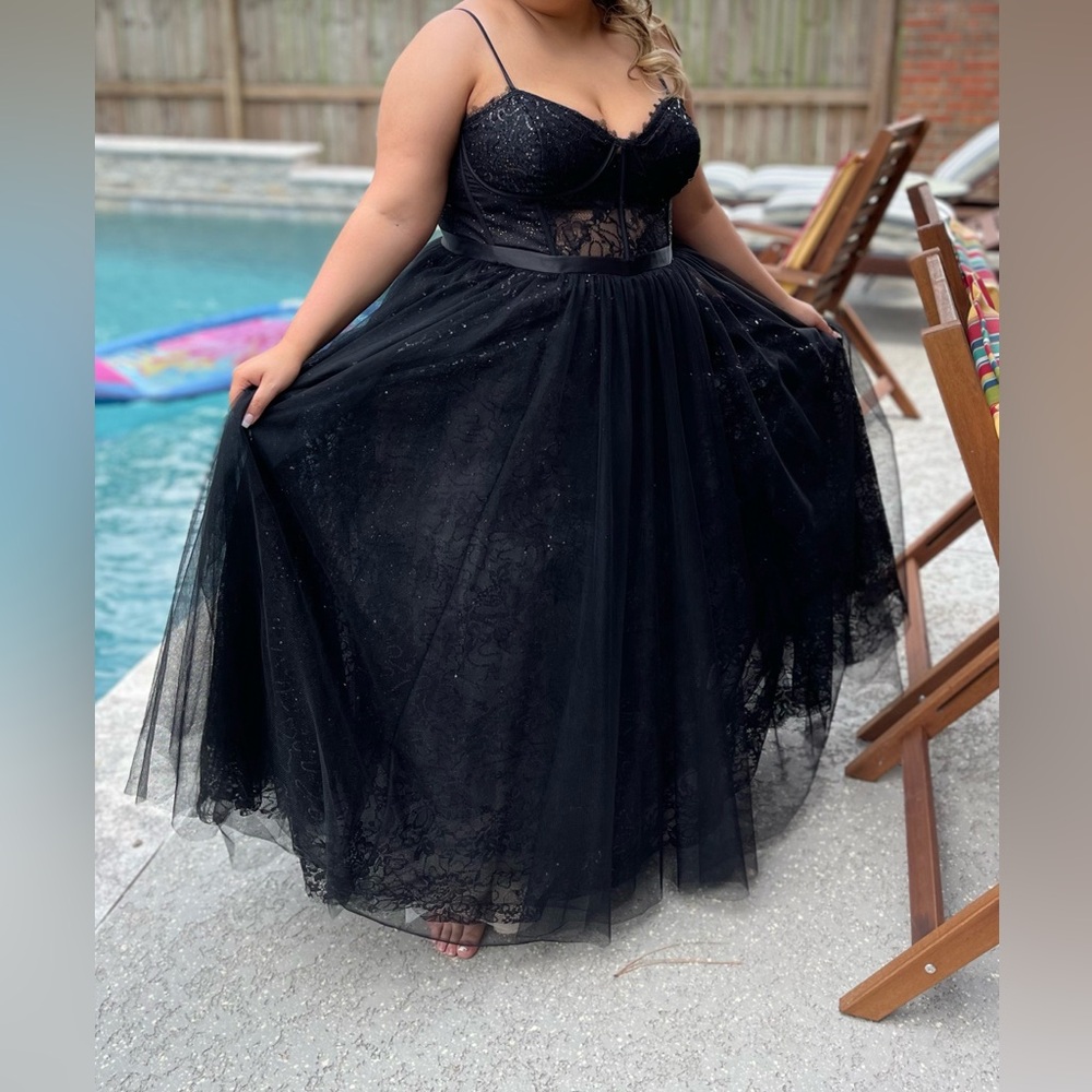 Elegant Black Lace Prom Dress